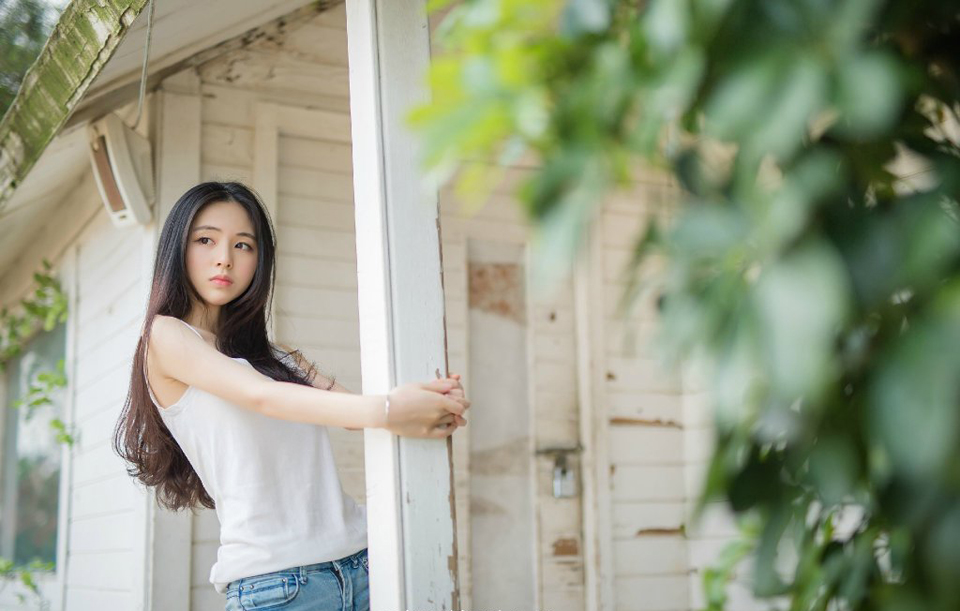 每当我被老师抽到回答问题，我周边的好姐妹一边使劲儿地笑你一边慌忙的翻着答案，这就是伟大的友情。